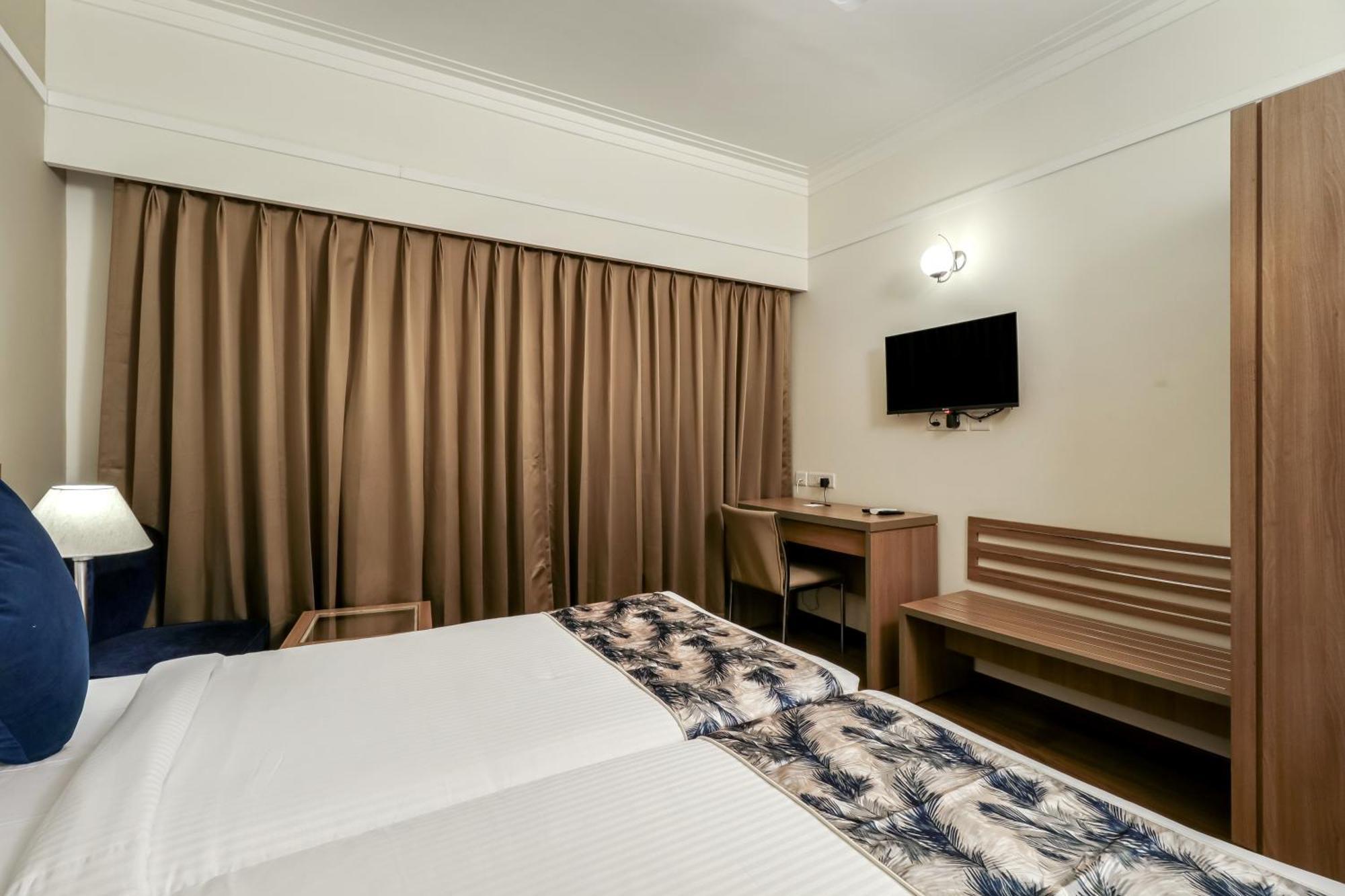 Starlit Suites Newtown Калькутта Экстерьер фото