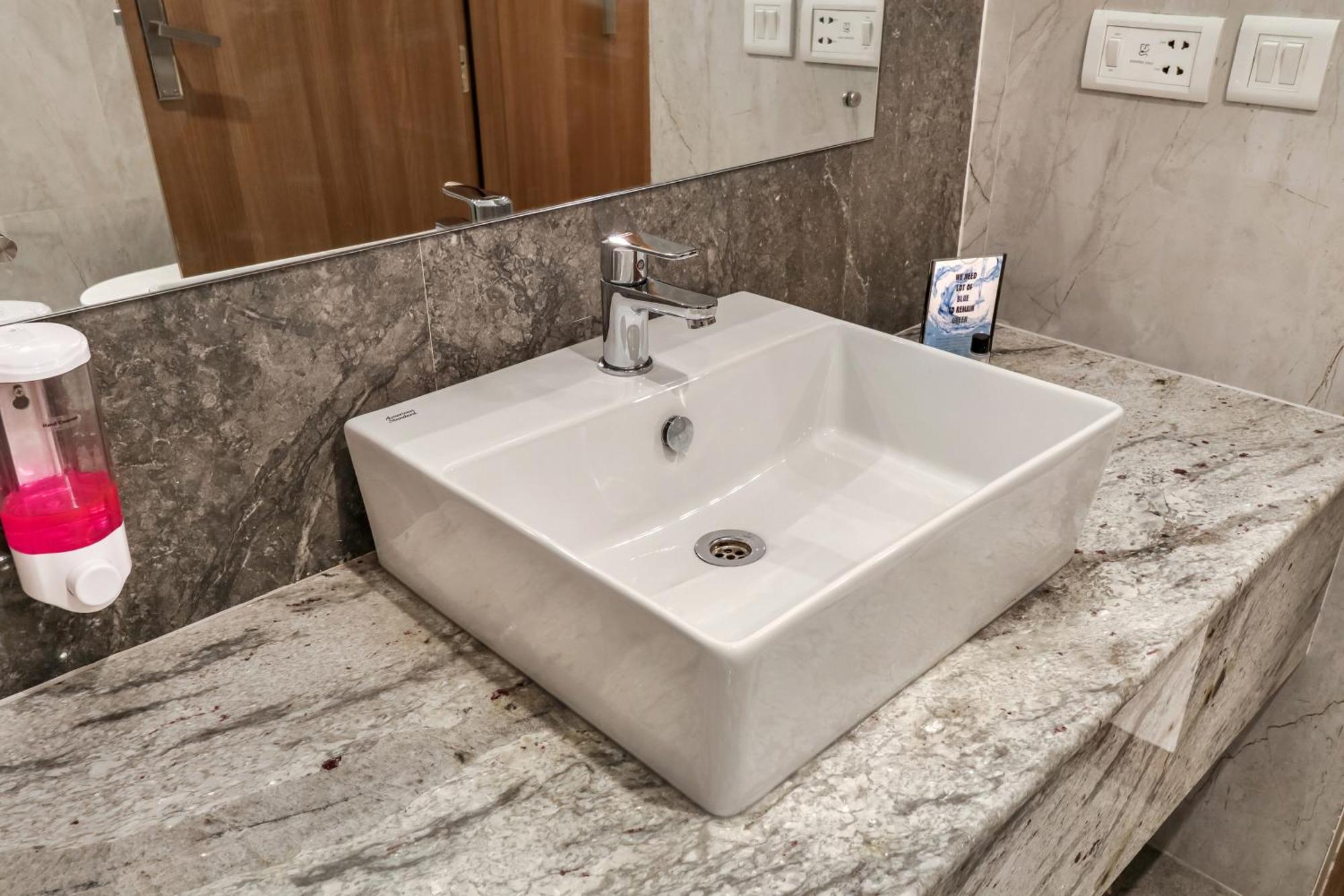 Starlit Suites Newtown Калькутта Экстерьер фото