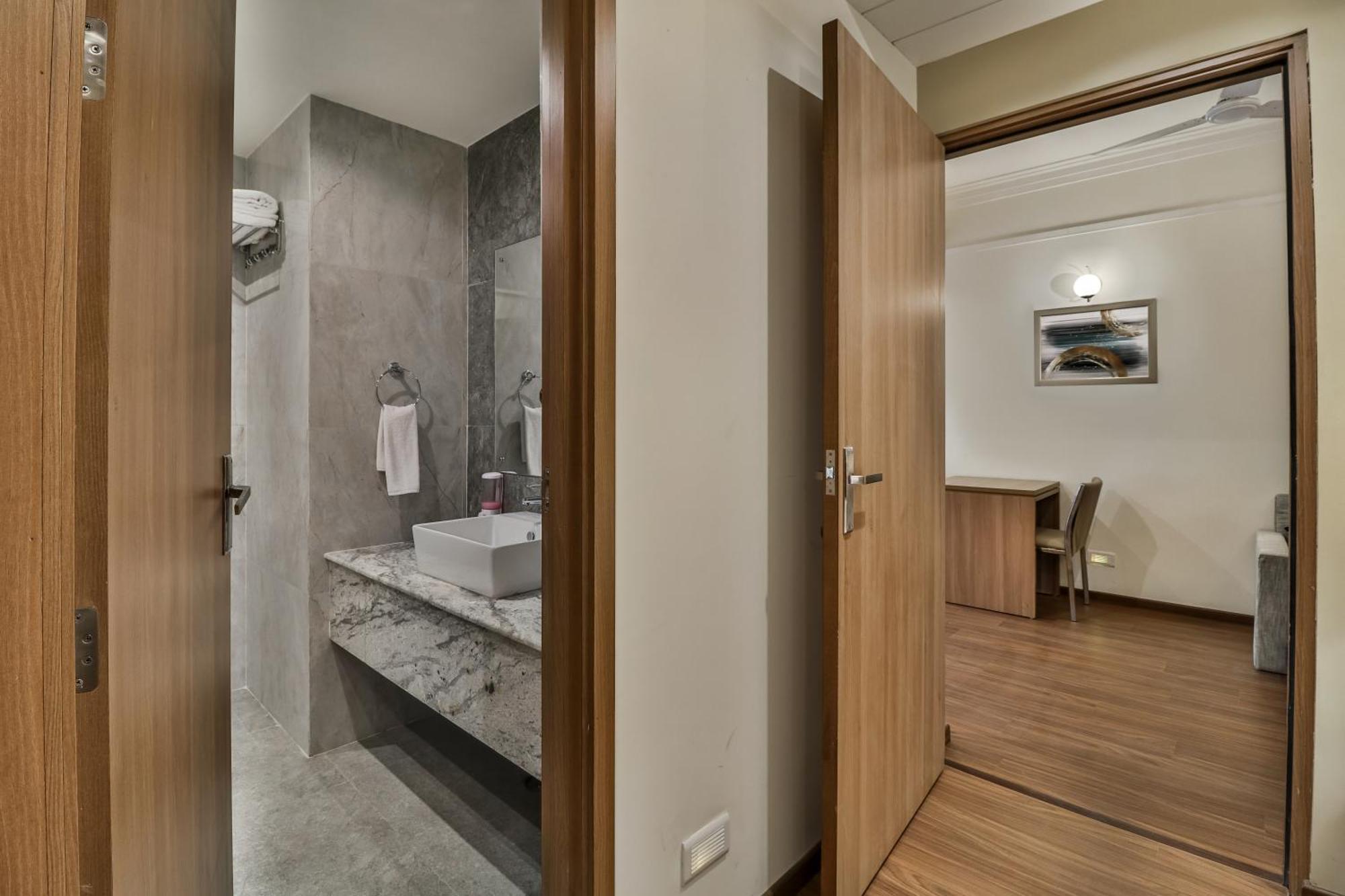 Starlit Suites Newtown Калькутта Экстерьер фото